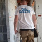 elektryk-idzie-ukladac-instalacje-elektryczna