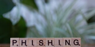 Drewniane klocki z napisem phishing nawiązujące do ataków BEC