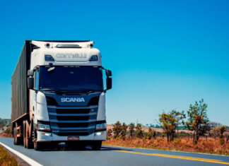 Kiedy dzwonić po mobilny serwis opon TIR? Praktyczny poradnik dla przewoźników