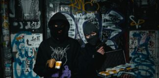 Mafia w komiksach i mangach: superbohaterowie kontra zorganizowana zbrodnia Dwóch zamaskowanych przestępców z bronią w zaułku pokrytym graffiti