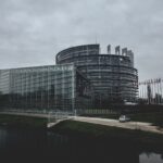 Nowoczesny gmach Parlamentu Europejskiego w Strasburgu pod chmurami