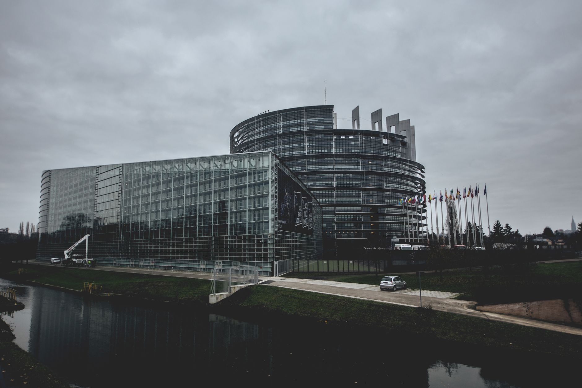 Nowoczesny gmach Parlamentu Europejskiego w Strasburgu pod chmurami