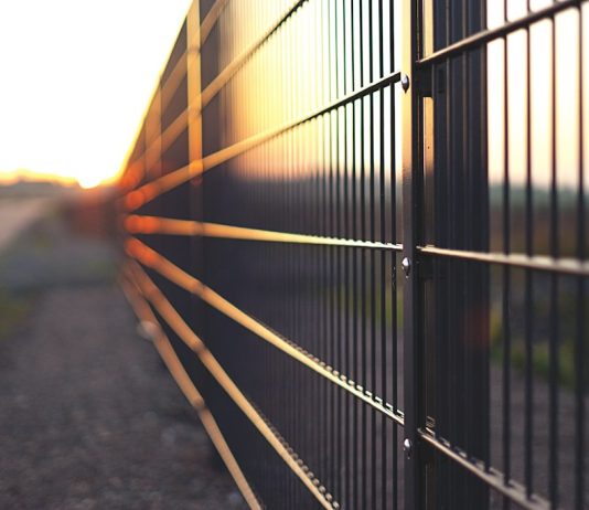 Pierwsza linia ochrony przed włamaniem. Jak ogrodzenie wpływa na bezpieczeństwo posesji? Pierwsza linia ochrony przed włamaniem. Jak ogrodzenie wpływa na bezpieczeństwo posesji?