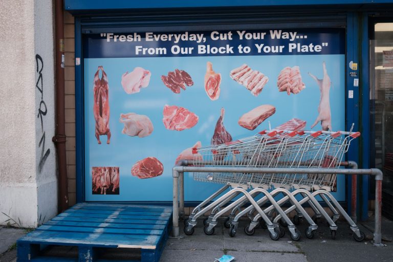Oszustwa pig butchering – jak azjatyckie syndykaty prowadzą fabryki scamów?